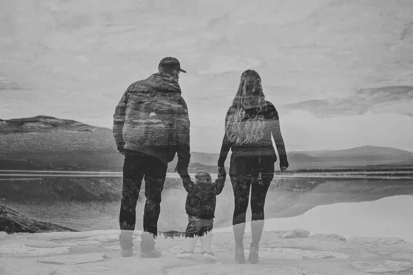 Everyone once in awhile, you simply can't go wrong with a good black and white set 📸

#blackandwhitephotography #timeless #family #lafamilia #salmonarmfamilyphotographer #madeincanada #doubleexposure #portraits #familyportraits