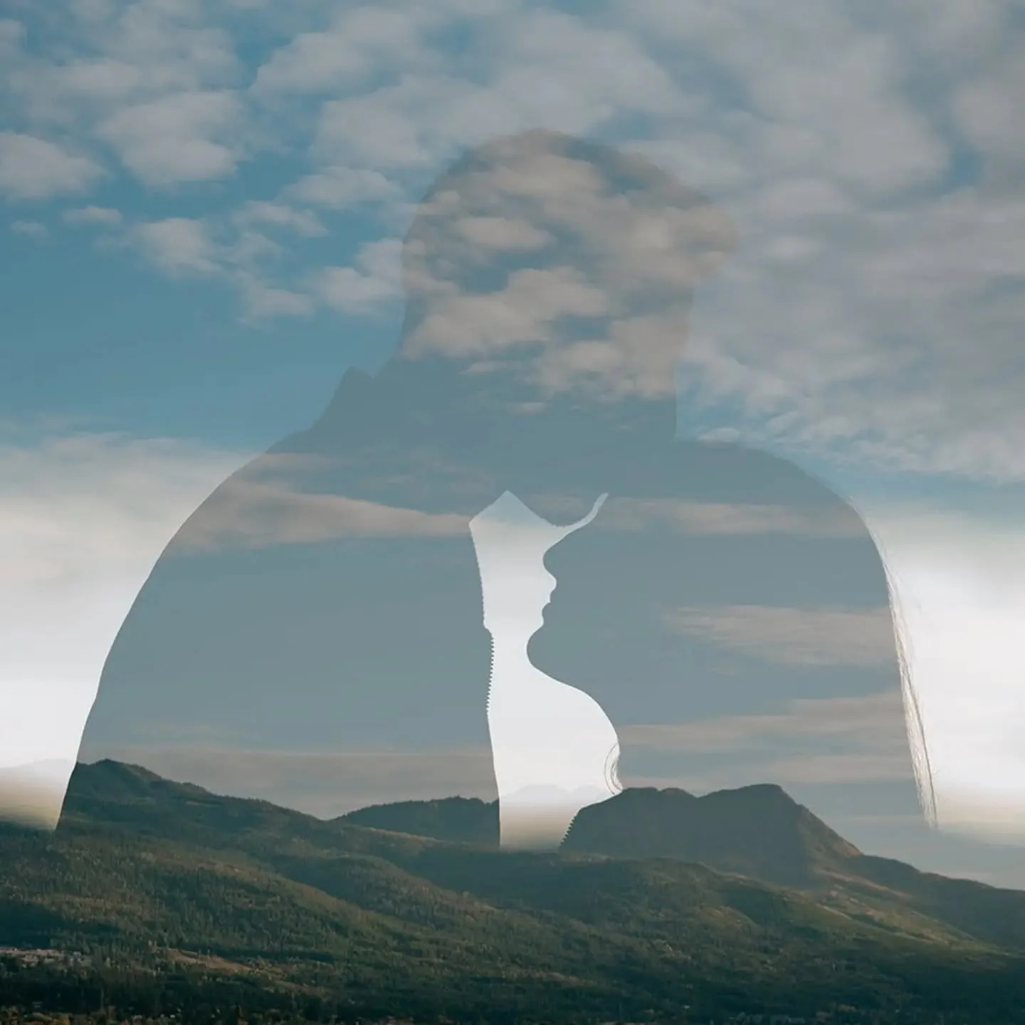 Jas and Deesh drove all the way from the coast to be here for this moment, on the shores of the Shuswap Lake, to take her hand and ask her to walk with him by his side for the rest of their days... 💍

And she said... yes!! With a smile on her face a