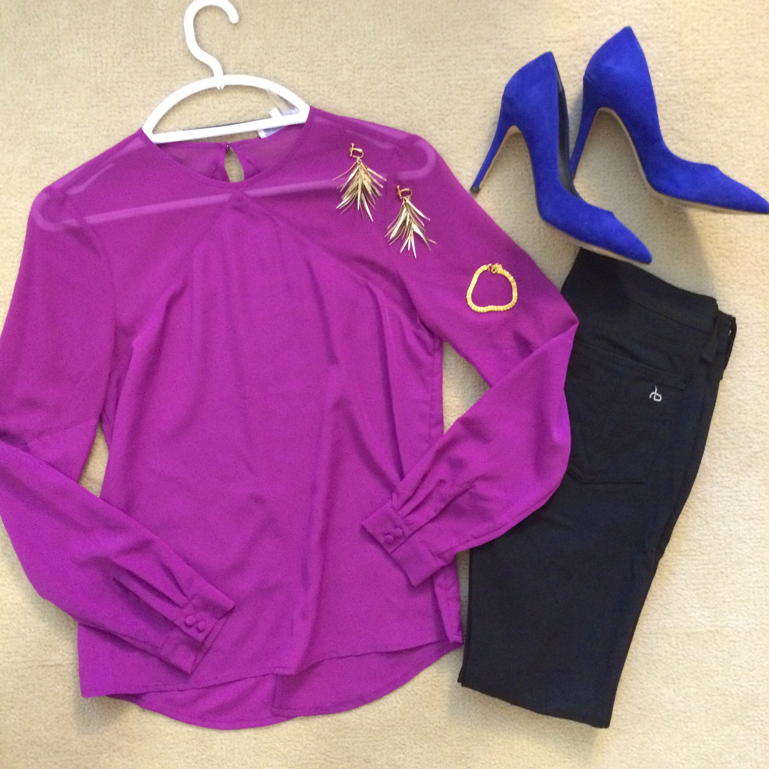 If you prefer to stick to one major dose of color in your clothes, how about a pop color accessory? I love the way the cobalt heels add something extra to the look, much more than black heels would. Playing with color expresses your personality, lets them know you're a bit daring, and that you don't mind being the center of attention!