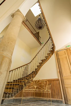 escalier-chateau-de-bourdeau.jpg