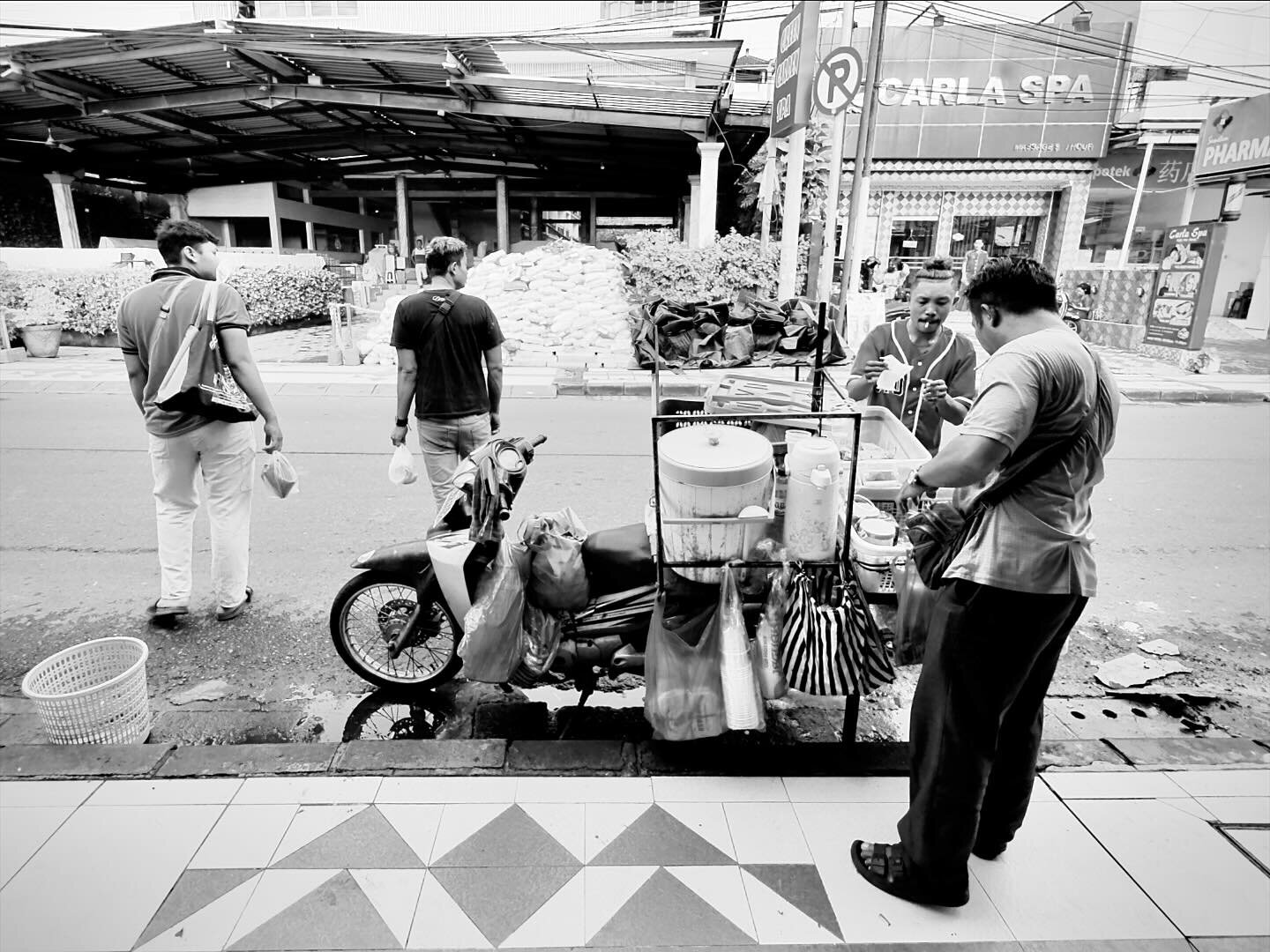 How would you like your eggs? Breakfast is served from the back of a moped on the streets of Kuta in Bali, Indonesia. 🛵🍳 #travel #travelphotography #indonesia_photography #indonesianfood #wonderfulindonesia #indonesiatravel #balilife #baliadventure