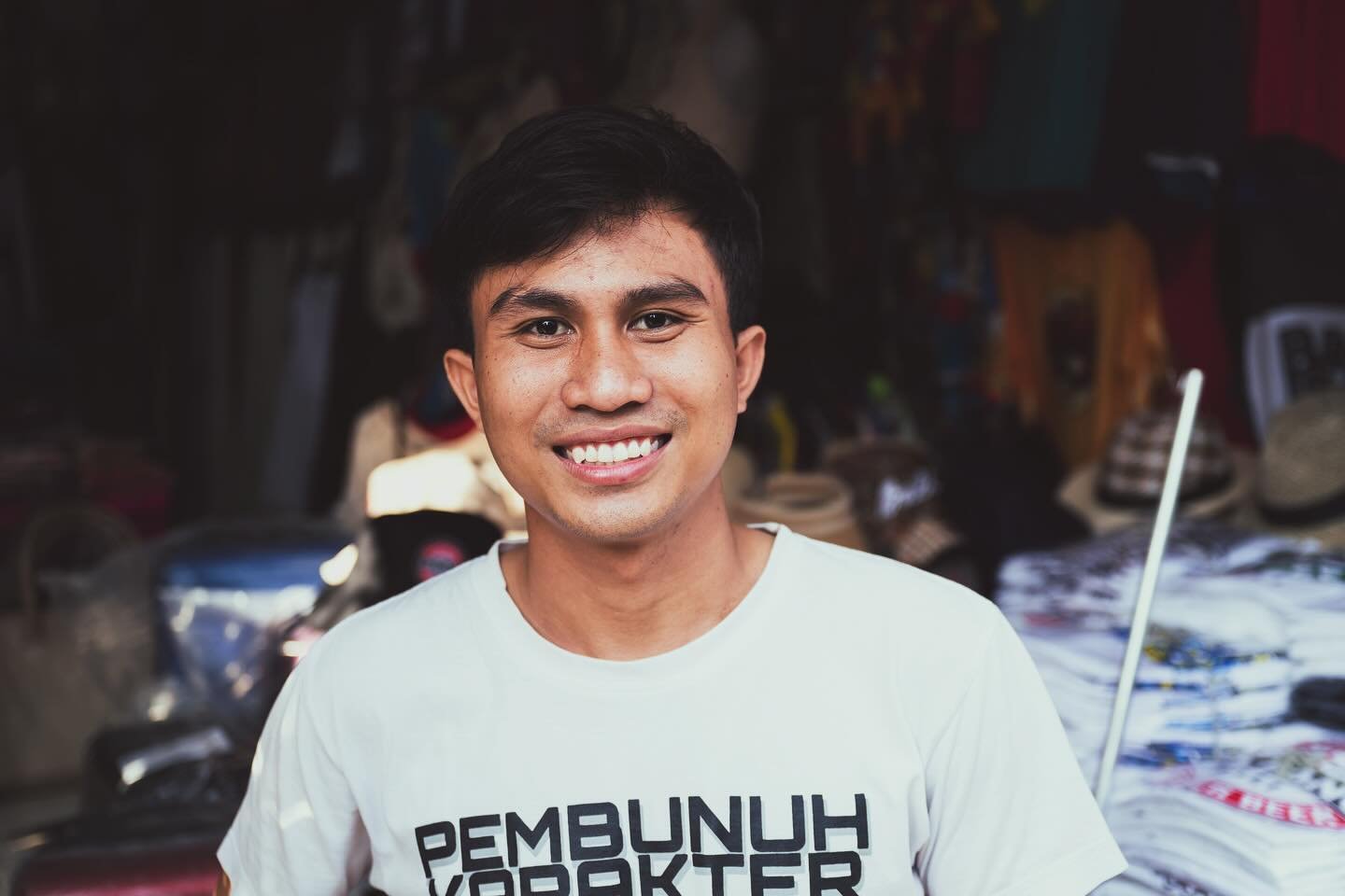 While wandering the streets of Ubud, I met Koming, a young man working in a shop. Are you a photographer he asked. Can you take my photo 📷