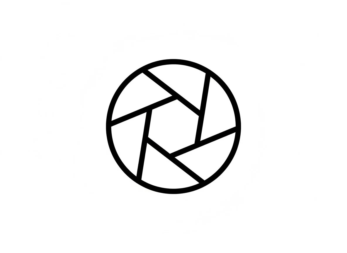 Minimalist camera aperture icon representing The Agile Commission commercial photography package for focused, high-end brand campaigns.