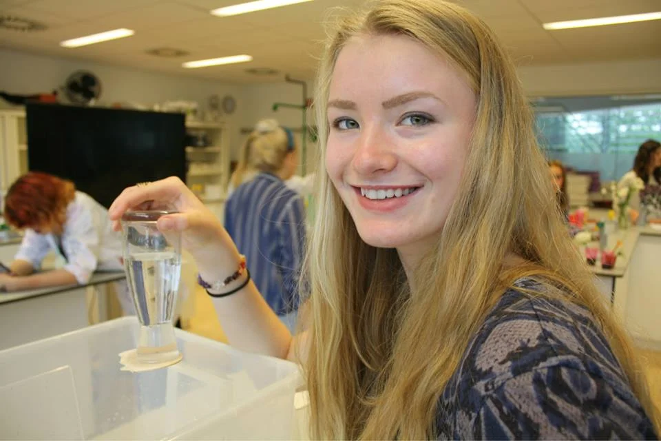 Julia mastering the "Floating Water Mystery" Experiment