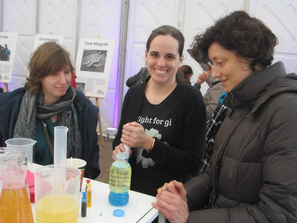 Parents learned how to make lava lamps at home with their kids