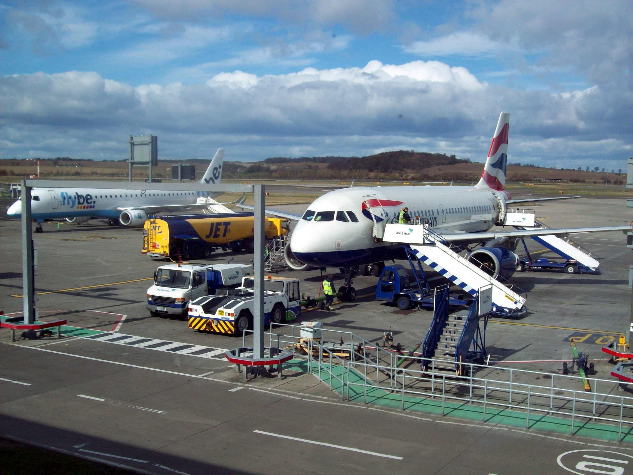 Aircraft_stands_at_Edinburgh_Airport.jpg