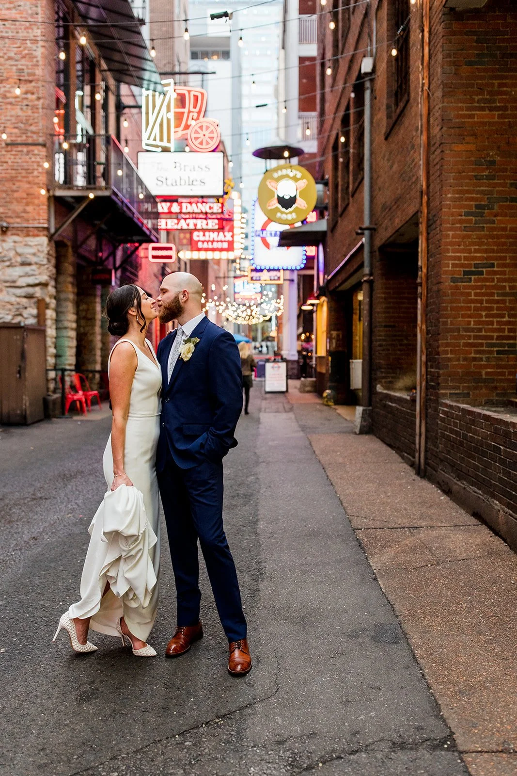 bride-and-groom-in-printers-alley.jpg
