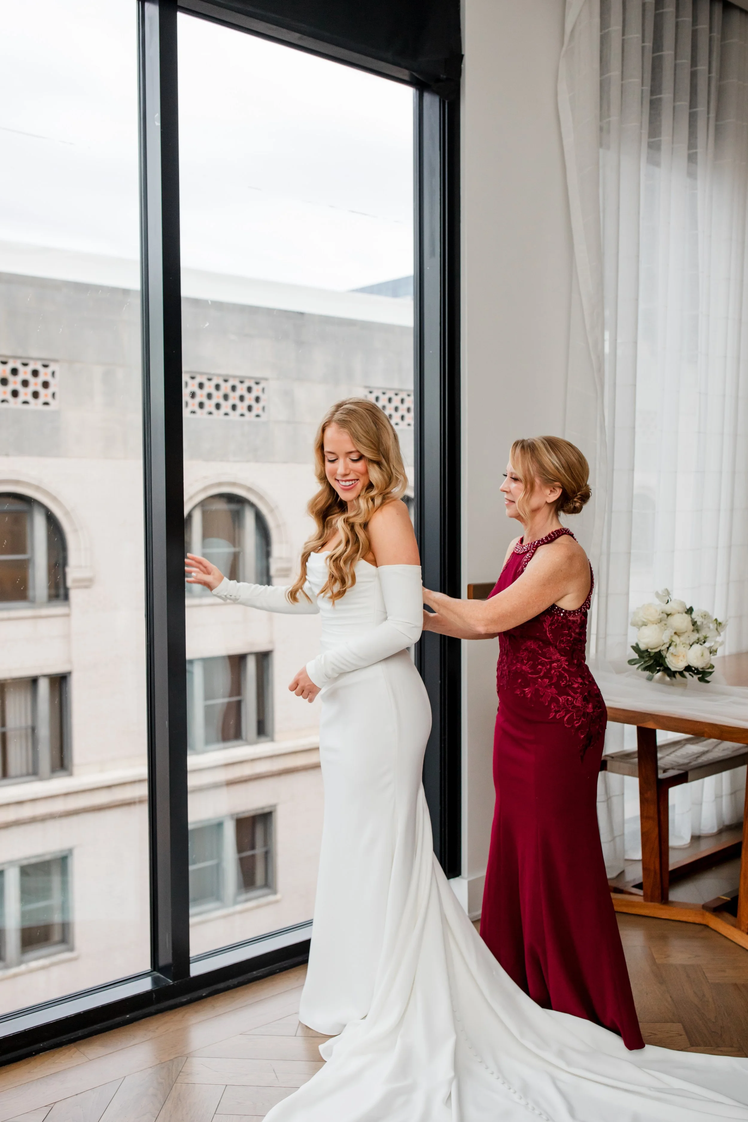 mother-zipping-brides-dress.jpg