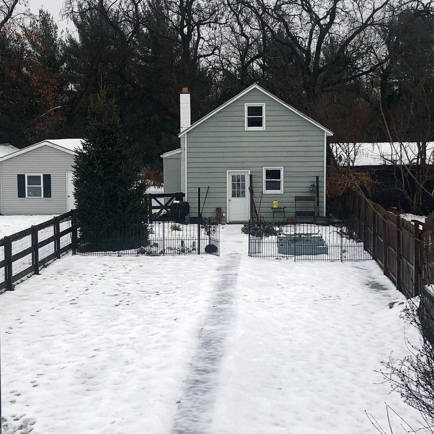 Winter shop view ❄️❄️❄️
.
.
#shop #metalshop #woodshop #furniture #studio #winter #metalworking #woodworking #furnituremaking #steelfurniture #furniturestudio #rustneversleeps