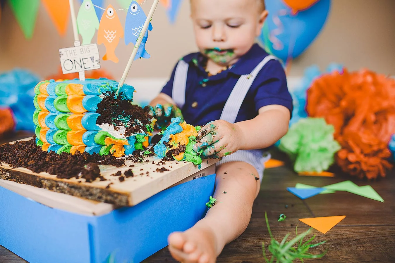 LoganUtahCakeSmashPhotographer-ProductPhotographyUtah-HeidiRandallStudios-Lincoln-BoyCakeSmashPhotos-9.jpg