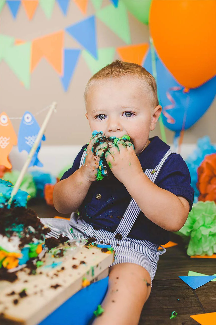 LoganUtahCakeSmashPhotographer-ProductPhotographyUtah-HeidiRandallStudios-Lincoln-BoyCakeSmashPhotos-10-web.jpg