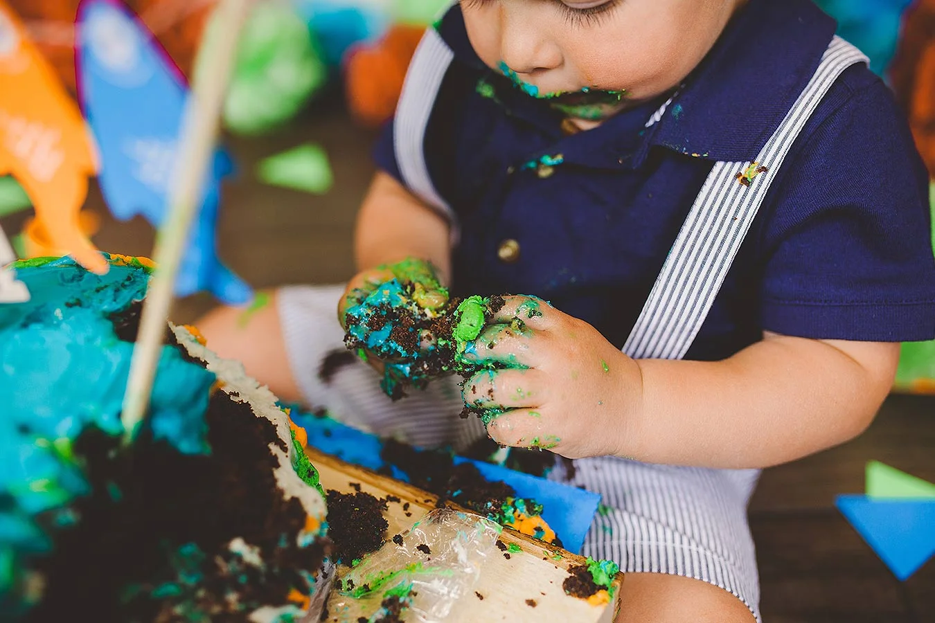 LoganUtahCakeSmashPhotographer-ProductPhotographyUtah-HeidiRandallStudios-Lincoln-BoyCakeSmashPhotos-11.jpg