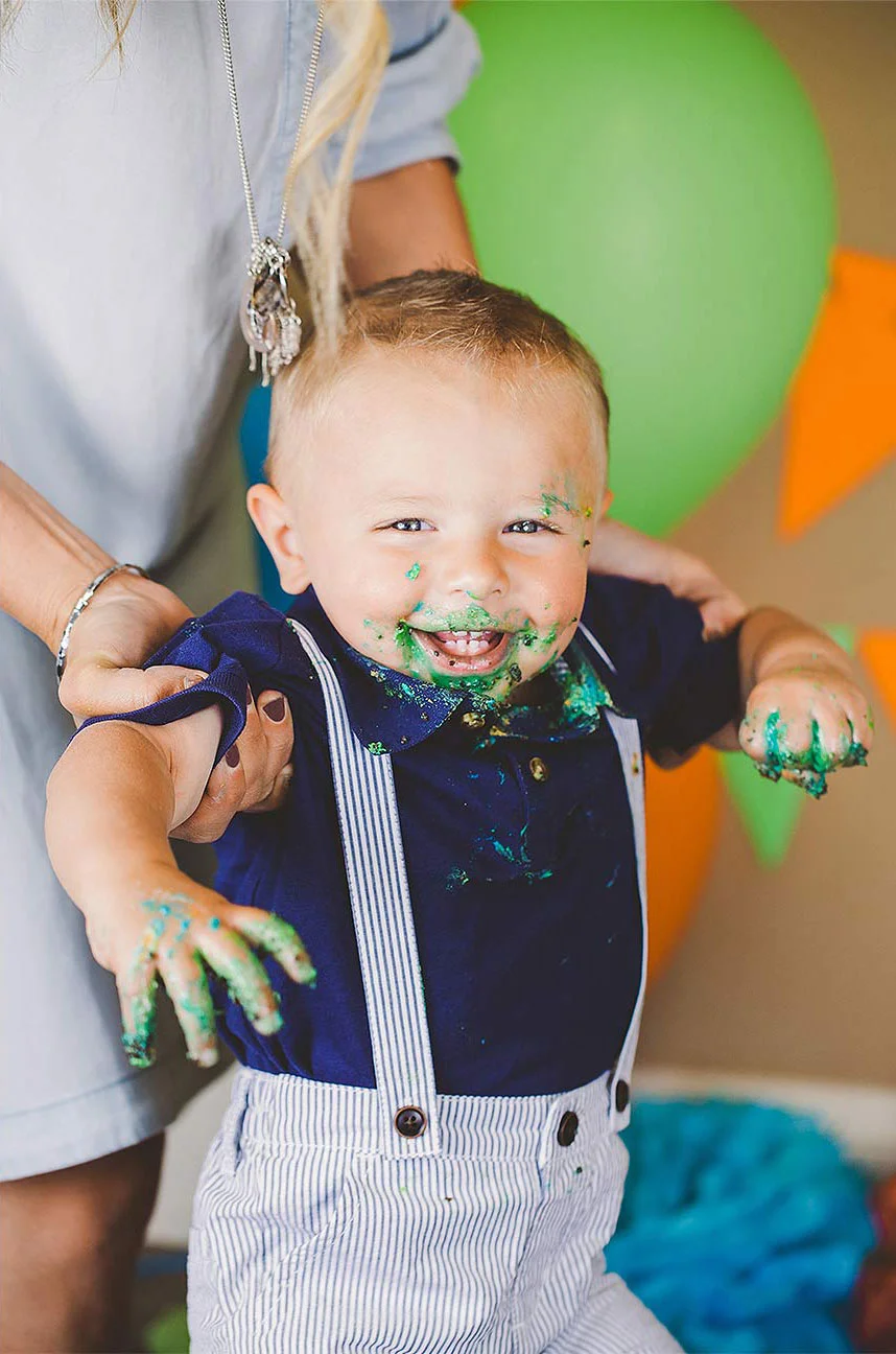 LoganUtahCakeSmashPhotographer-ProductPhotographyUtah-HeidiRandallStudios-Lincoln-BoyCakeSmashPhotos-14-web.jpg