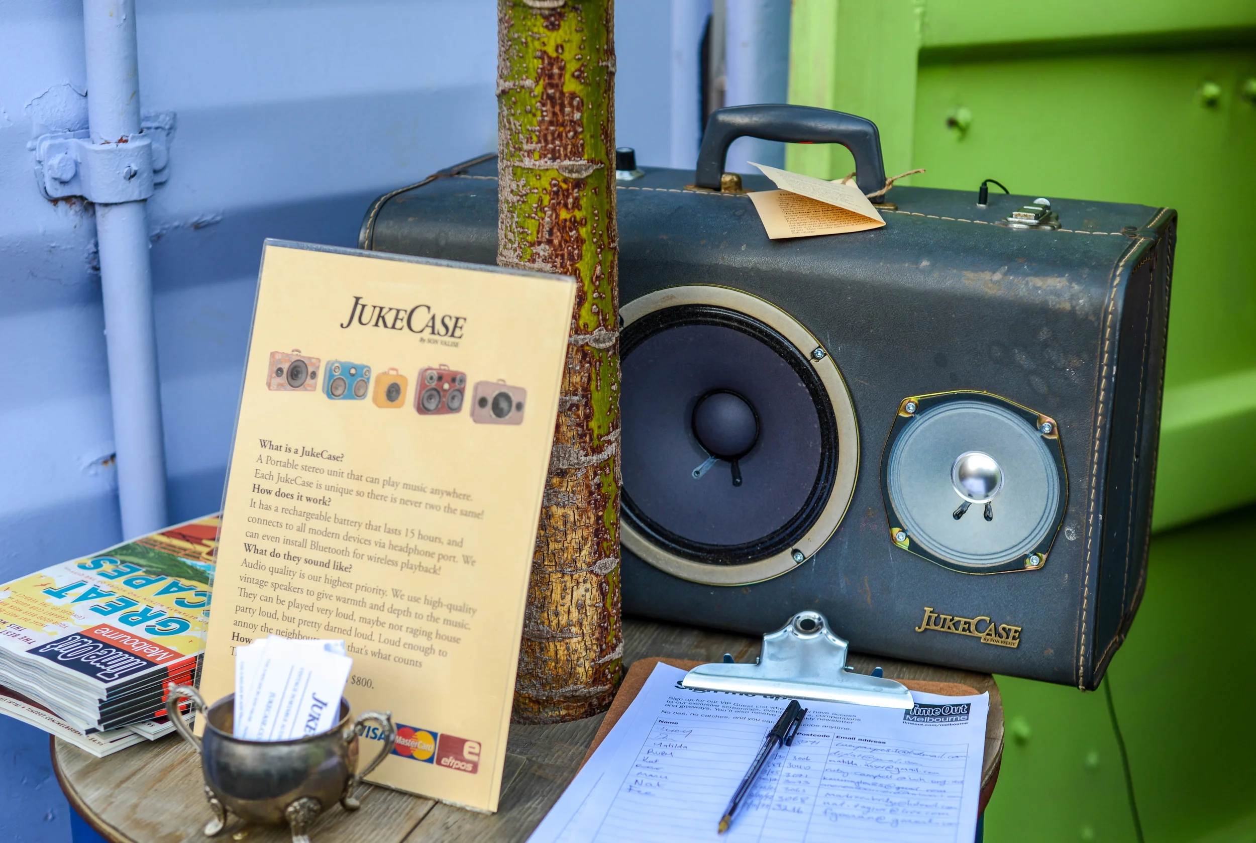 Speakers in old suitcases, how awesome! So cool to see someone with an innovative idea. 