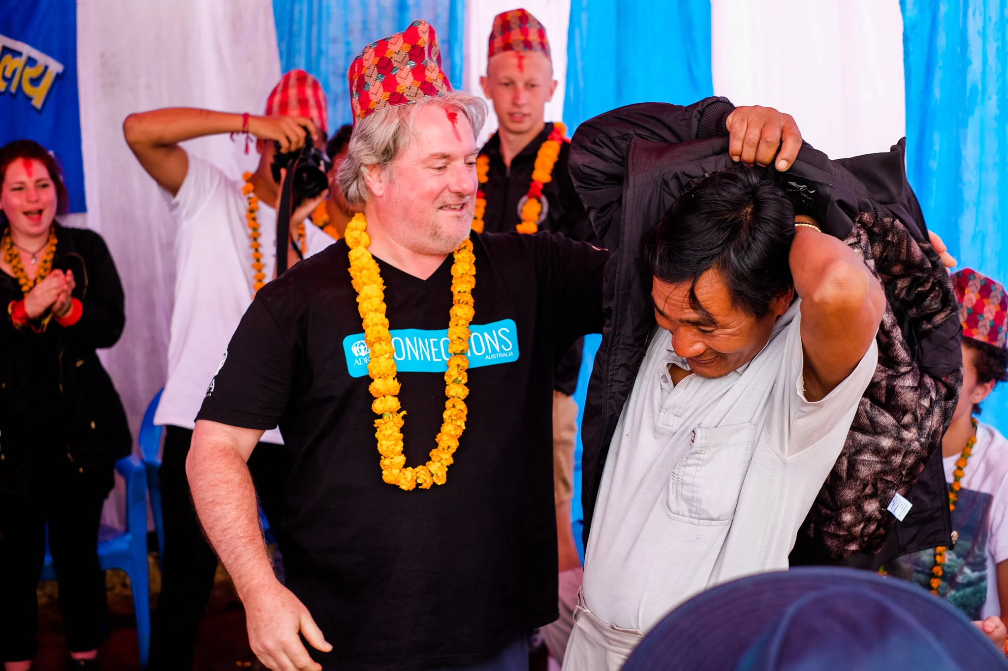 The professional painter was also presented with a jacket as an appreciation of his efforts during the past week.