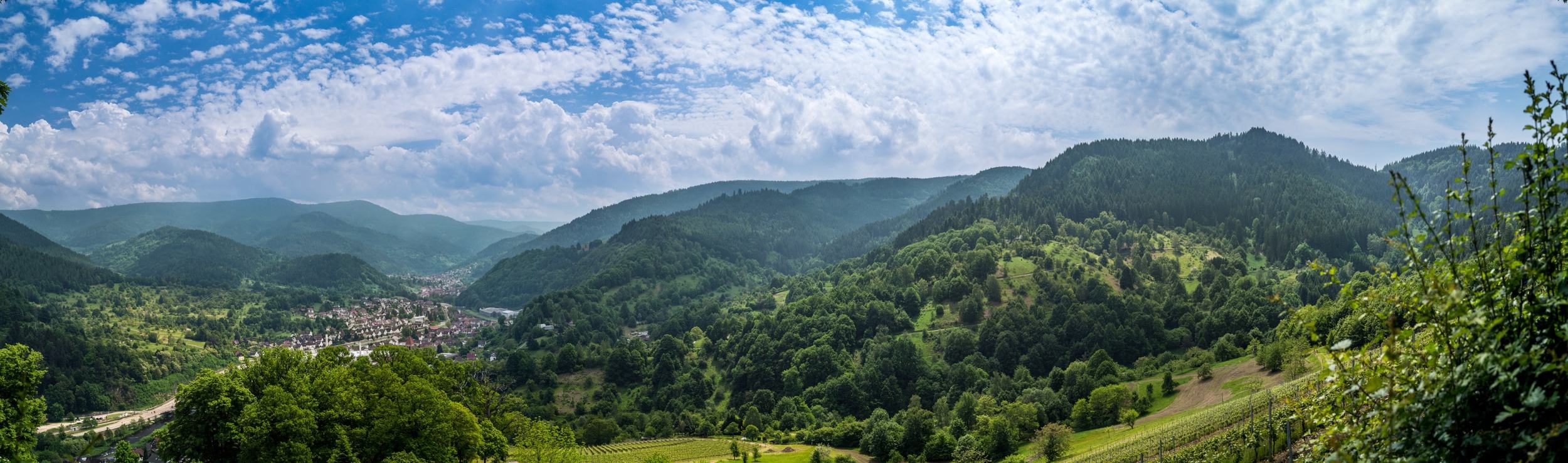 Klick mich - Panorama des Schwarzwaldes bei Schloss Eberstein mit Blick auf Gernsbach und die Murg
