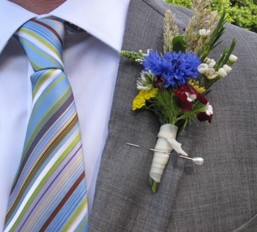 Fabulous colors in the tie and the boutonniere.