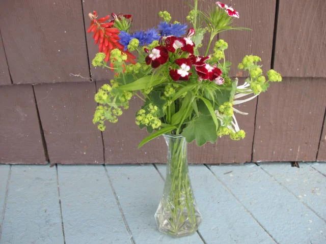 Loose gatherings of flowers give a natural look to all arrangements.