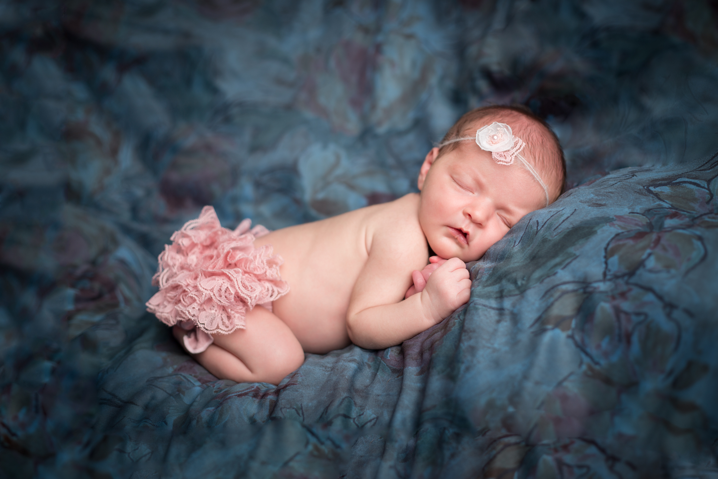Portage_michigan_newborn_photographer:Pink_ruffle