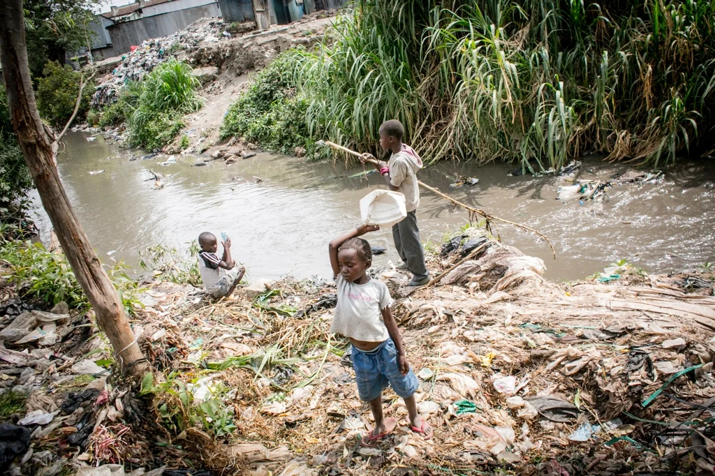 Children nearby the polluted Nairobi river.