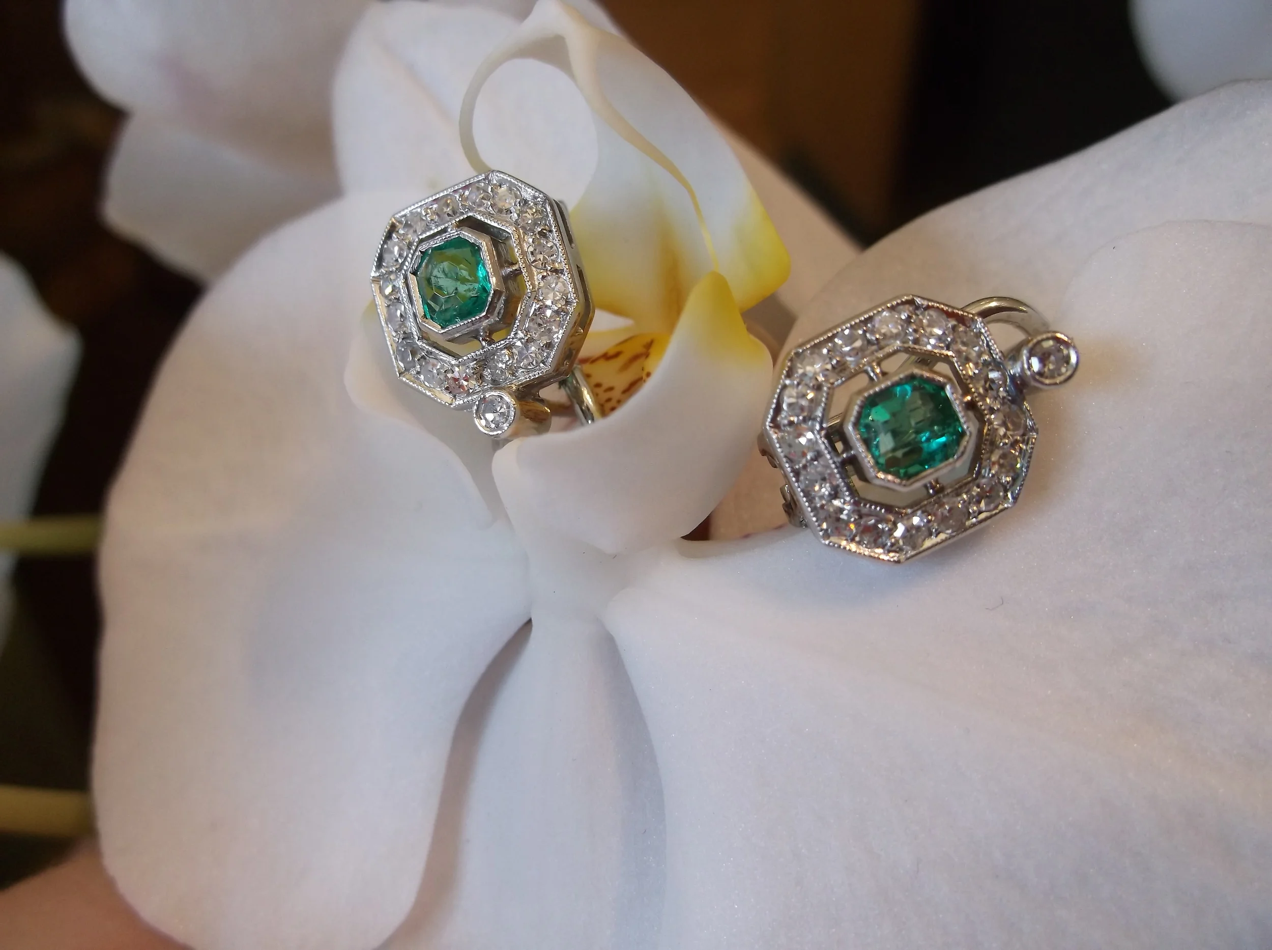 SOLD - Exquisite Art Deco diamond and emerald earrings with 0.80 carats total weight in emeralds and 0.75 carats total weight in diamonds