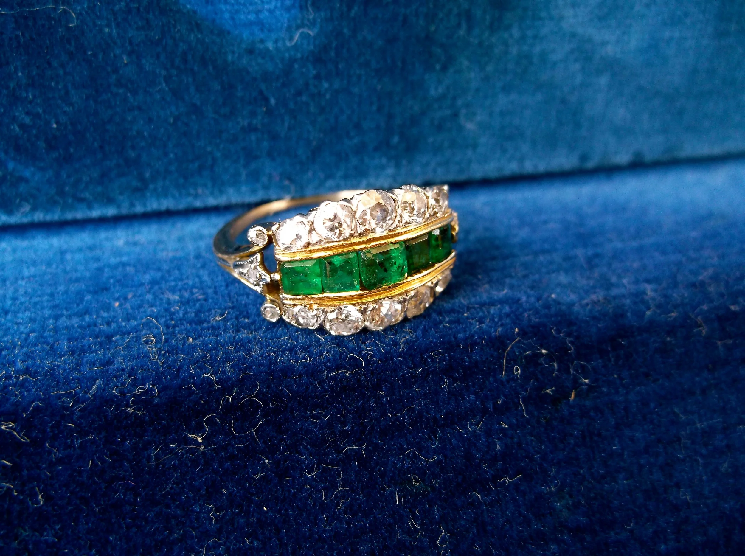 Edwardian era Old European cut diamond and emerald ring set in platinum on yellow gold. 