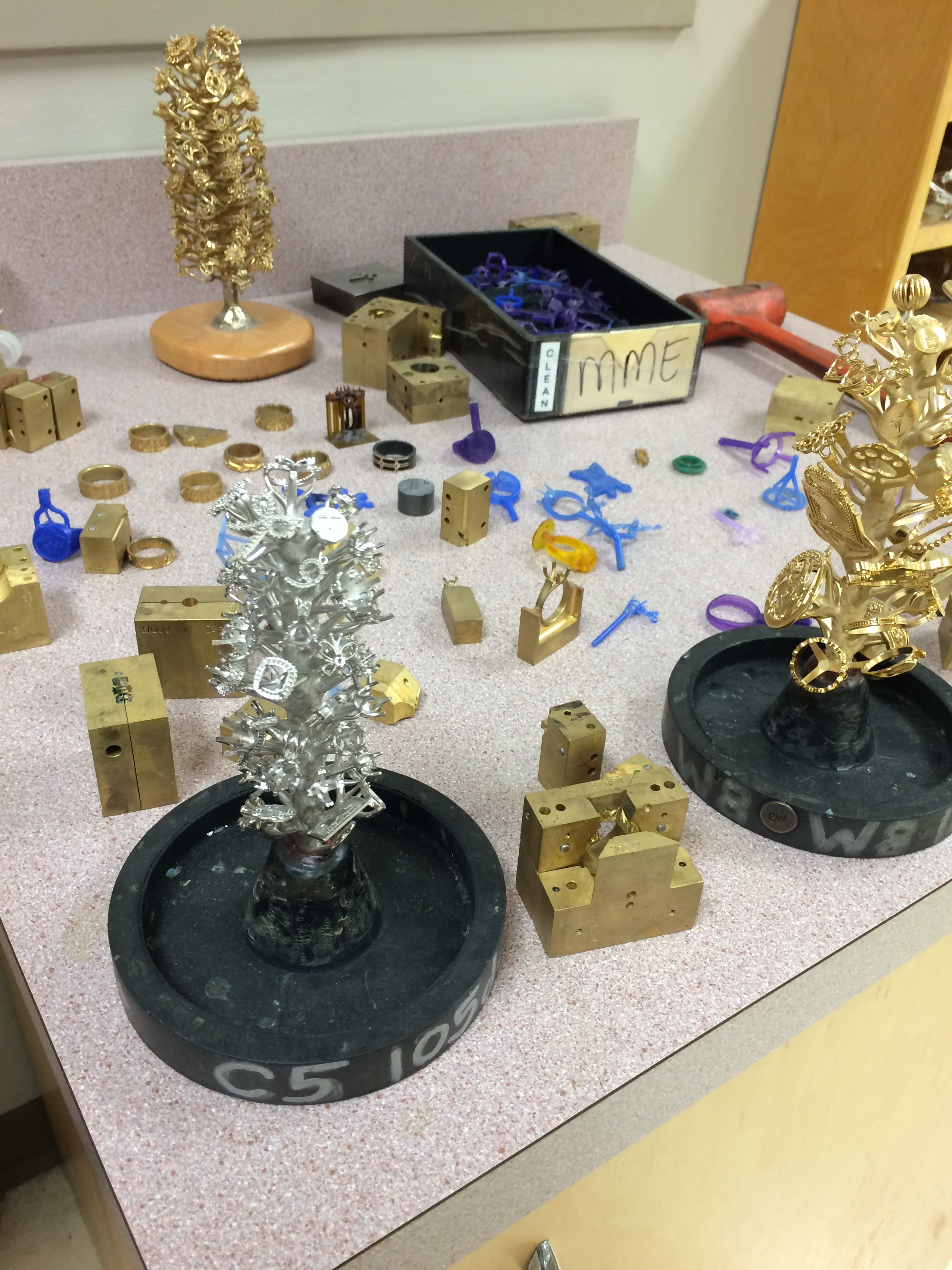 Molds, wax samples and casting. 