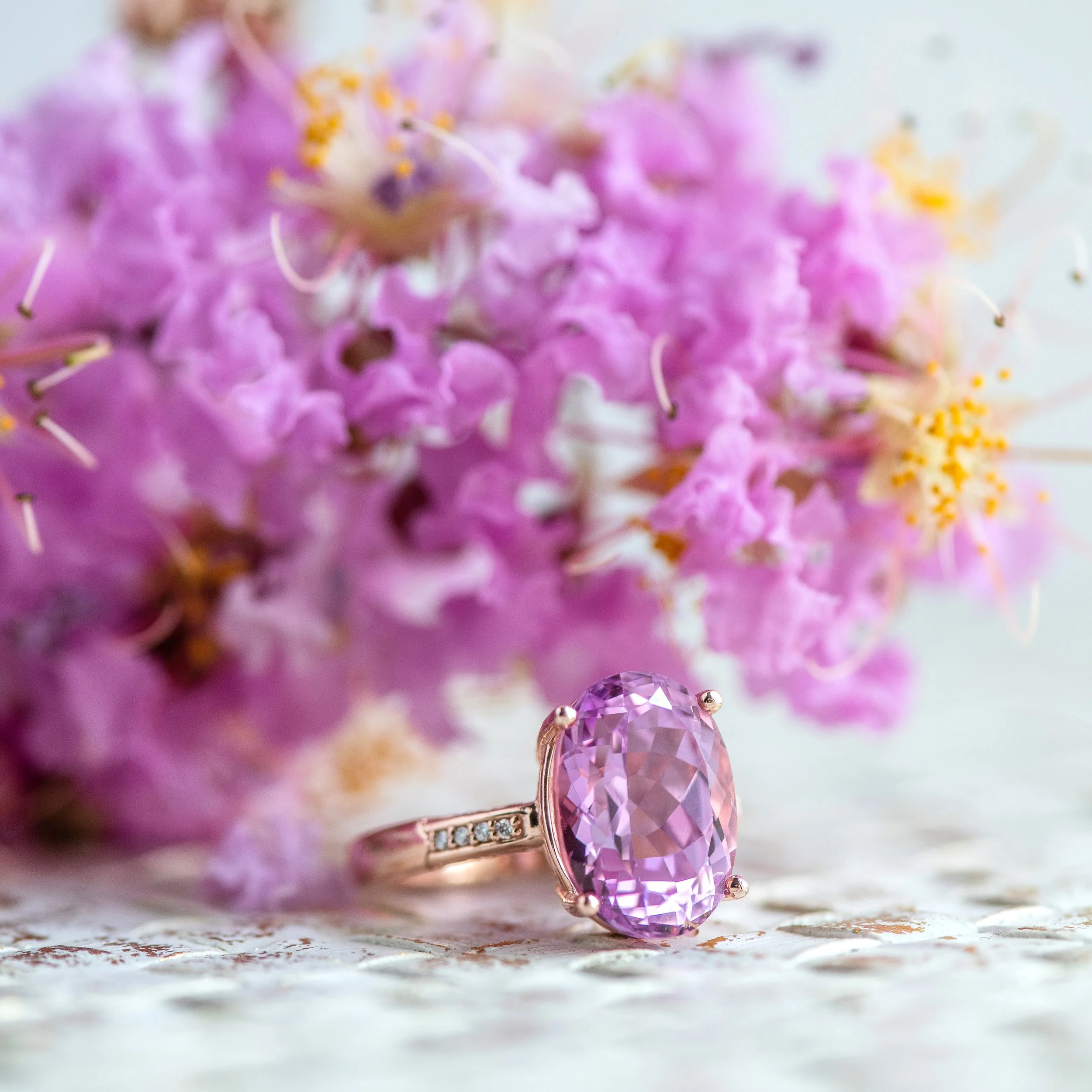 Pro tip: When you find flowers to match your ring-you snap a picture! πΈππΈ