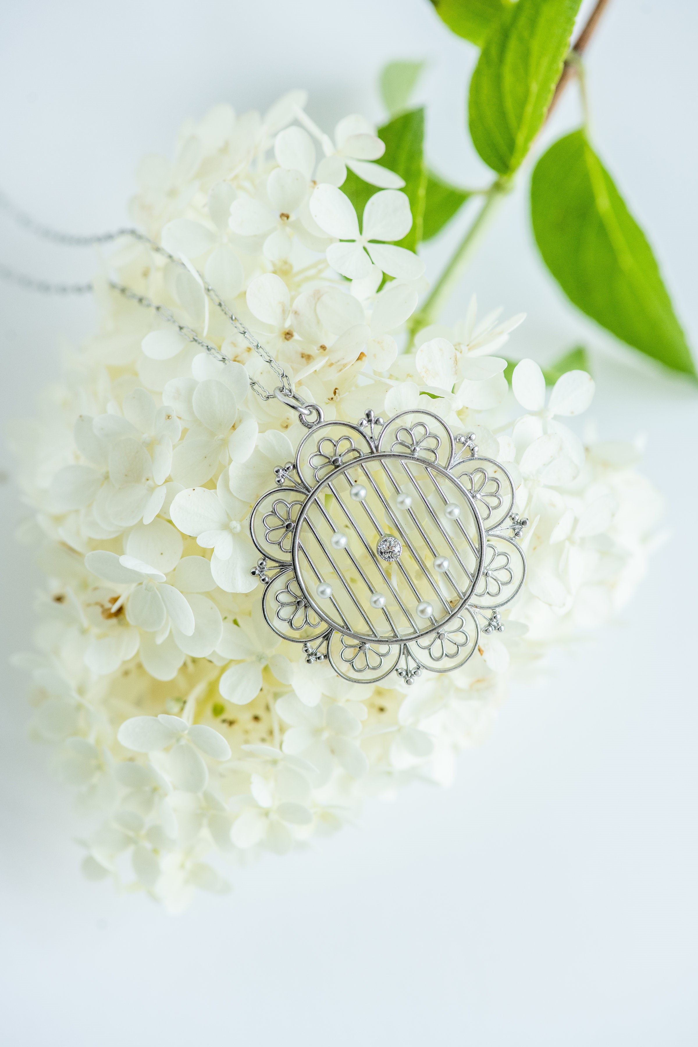 Flowers in your garden, flowers in your hair, flowers on your jewelry! πΈπΌπΊπΉπ» Tap to shop this lovely pendant HERE !