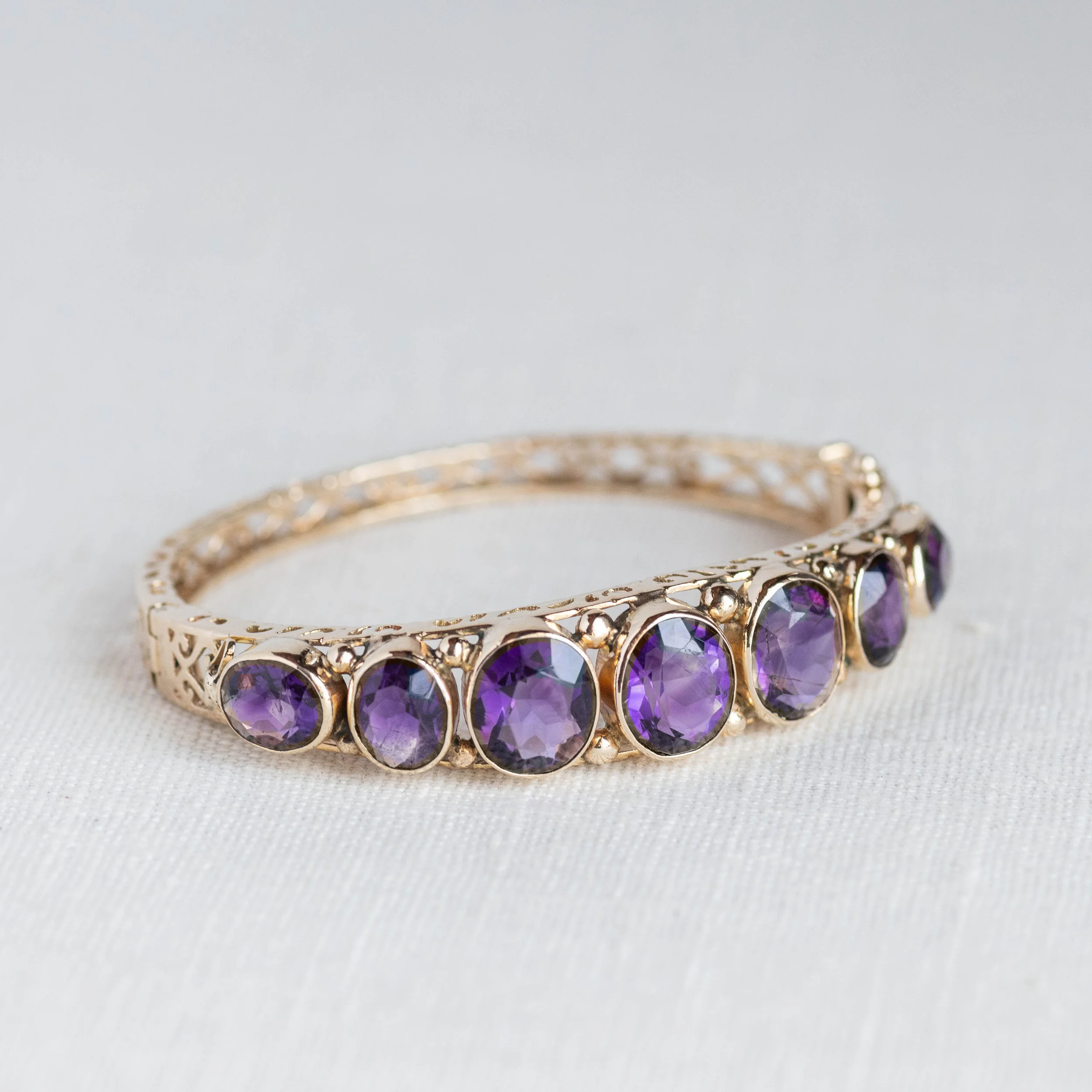 Not only is Amethyst the February birthstone- but did you know that this regal purple stone represents the 4th, 6th, and 17th wedding anniversary? π SHOP HERE !