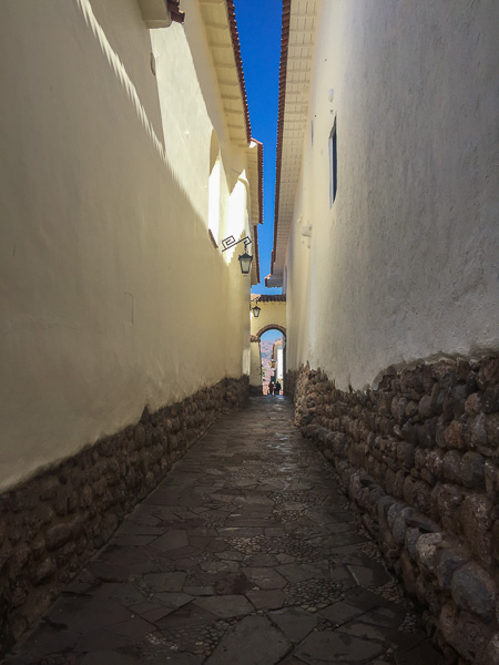 cusco_narrow_alley.jpg