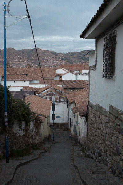 cusco_narrow_street_2.jpg