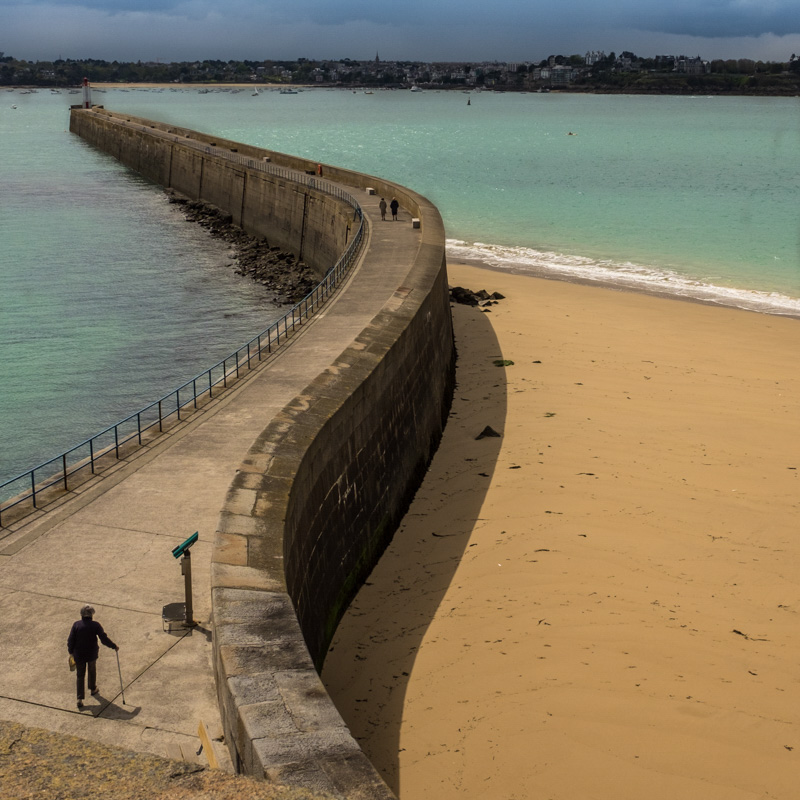 st.malo_sea_wall_snakes_out_to_sea.jpg