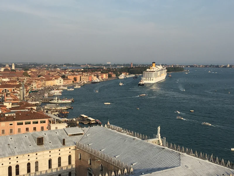 cruise_ship_venice.jpg
