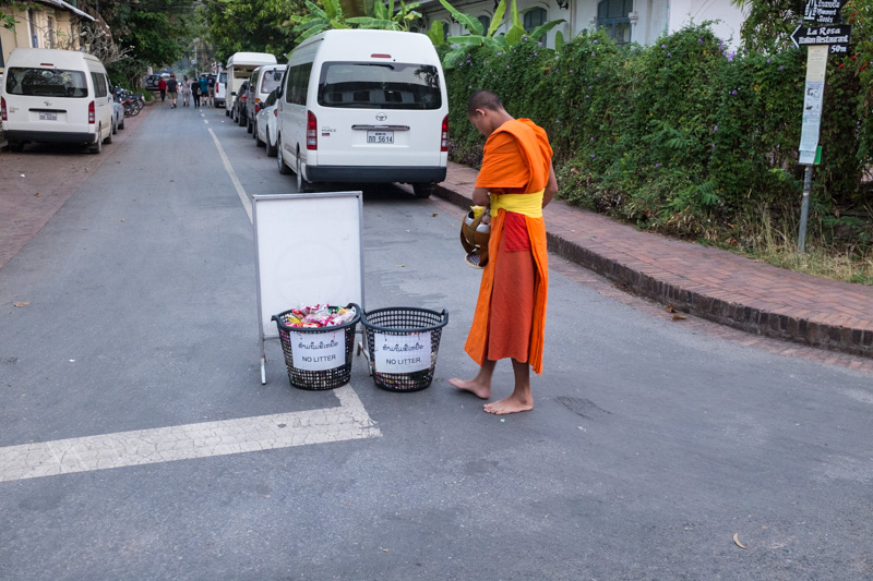 monks_ditch_food_alms_giving_cermony_luang_prabang.jpg