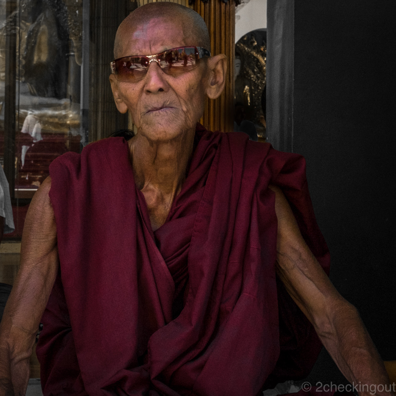 monk_shwedagon-pagoda_yangon_myanmar.jpg