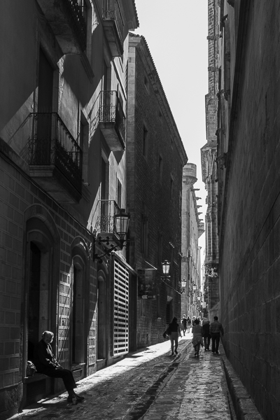 barcelona-gothic-quarter-narrow-street-black-and-white.jpg