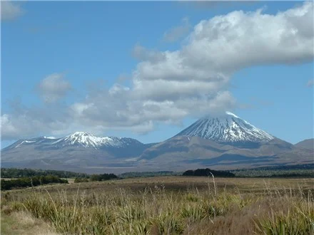 tongariro_volcano_afar_440.JPG
