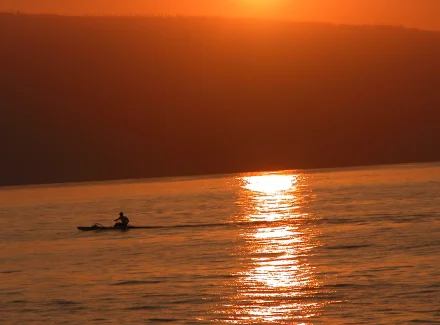 lone_kayak_440.jpg