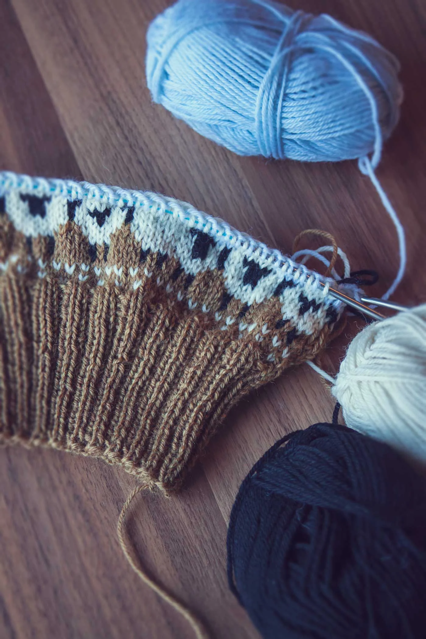 KNITTING || WHAT'S ON YOUR NEEDLES & MY BAA-BLE HAT!