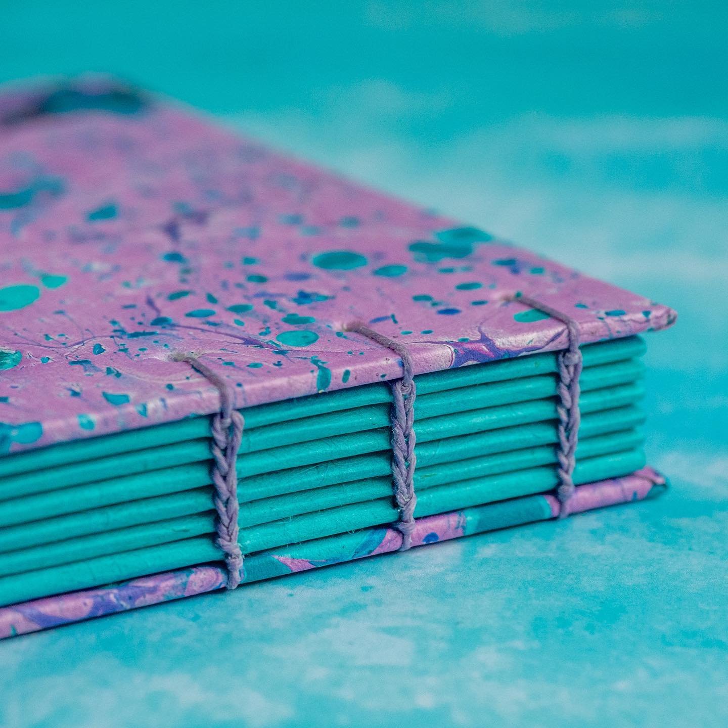 I can&rsquo;t believe Christmas is next weekend 😱 This month has gone so fast! You only have until Sunday to order in time for Christmas!
.
#bookbinding #handbound #copticstitch #copticbinding #makersgonnamake #creativelifehappylife #persuepretty #t