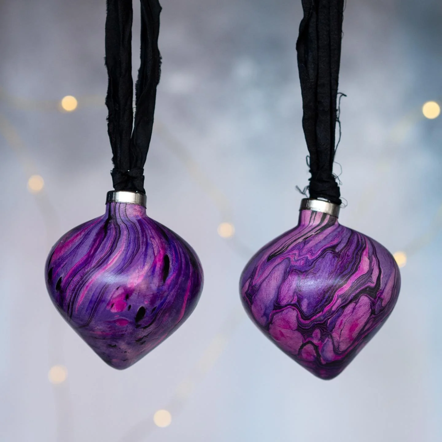 ✨🎄Merry Christmas! 🎄✨

#marbled #marbling #handmadebaubles #purpleandblack #purplechristmas #handmarbled #ceramicbaubles