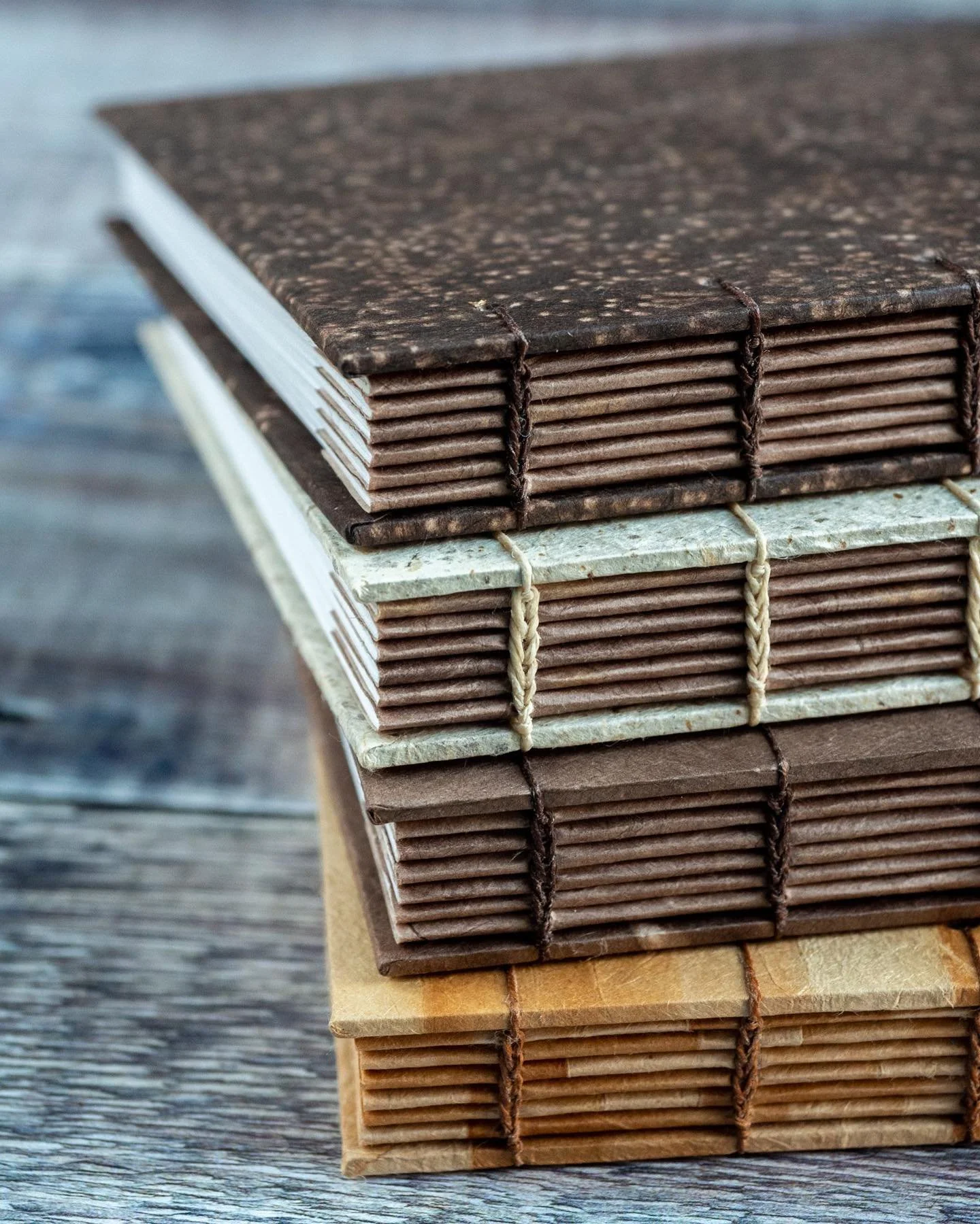 🍂 Last date for posting for Christmas has now passed but I&rsquo;m still posting up until Christmas Eve (for orders from 23rd). Local delivery/collection is available still, just send me a message to arrange. 

#bookbinder #handbound #copticstitch #