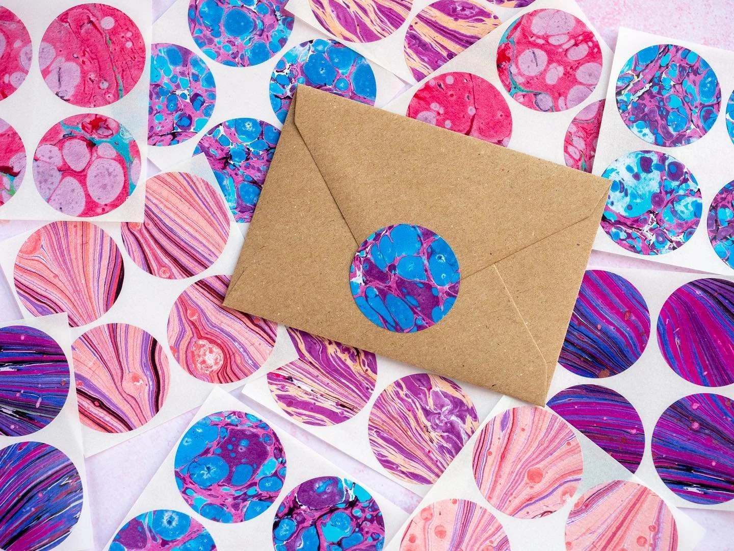 Happy #marbledmonday!
.
#marbling #marbledstationery #pinkmarble #purplemarble #stationeryaddict #stationerylove #stickeraddict #envelopeseals #pursuepretty #madeinbirmingham #weddingstationery #weddingstickers