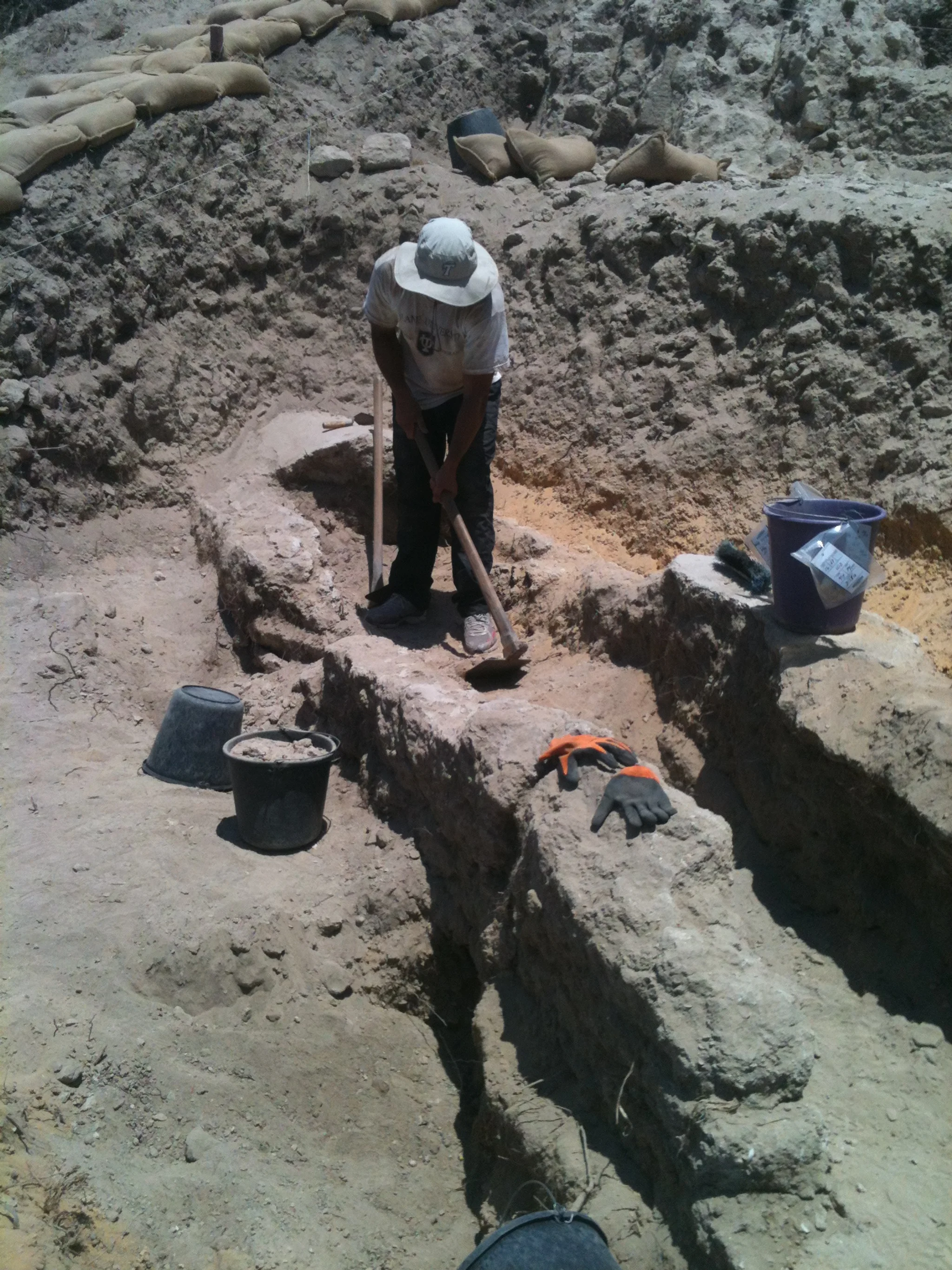 Grid 16 volunteer excavating sewer