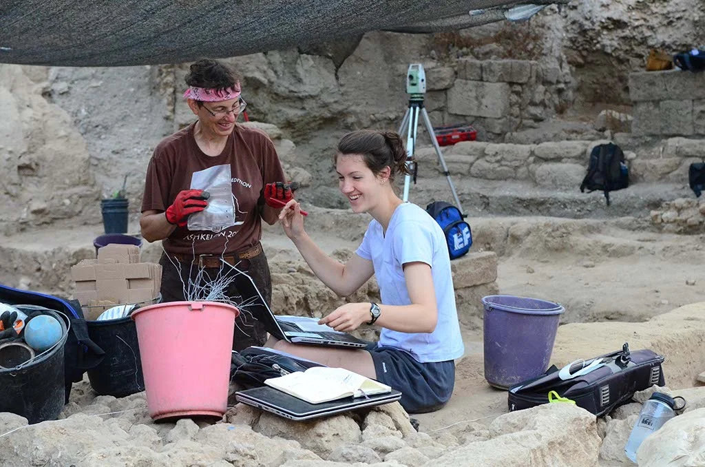 Discussing an artifact in Grid 51