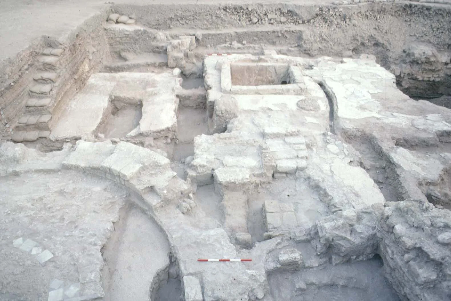 Bath and apsidal building in Grid 38