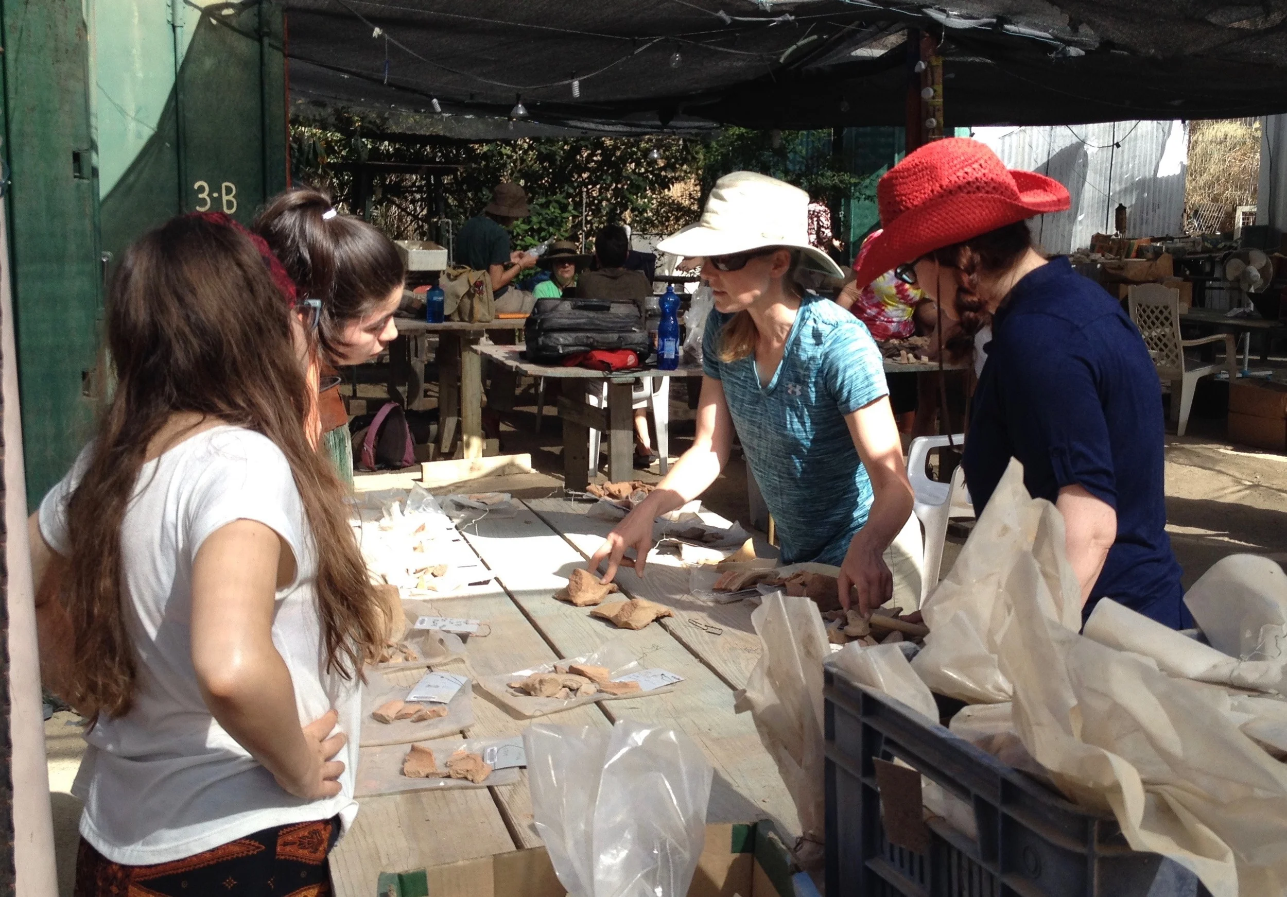 Kate discusses Hellenistic pottery with volunteers