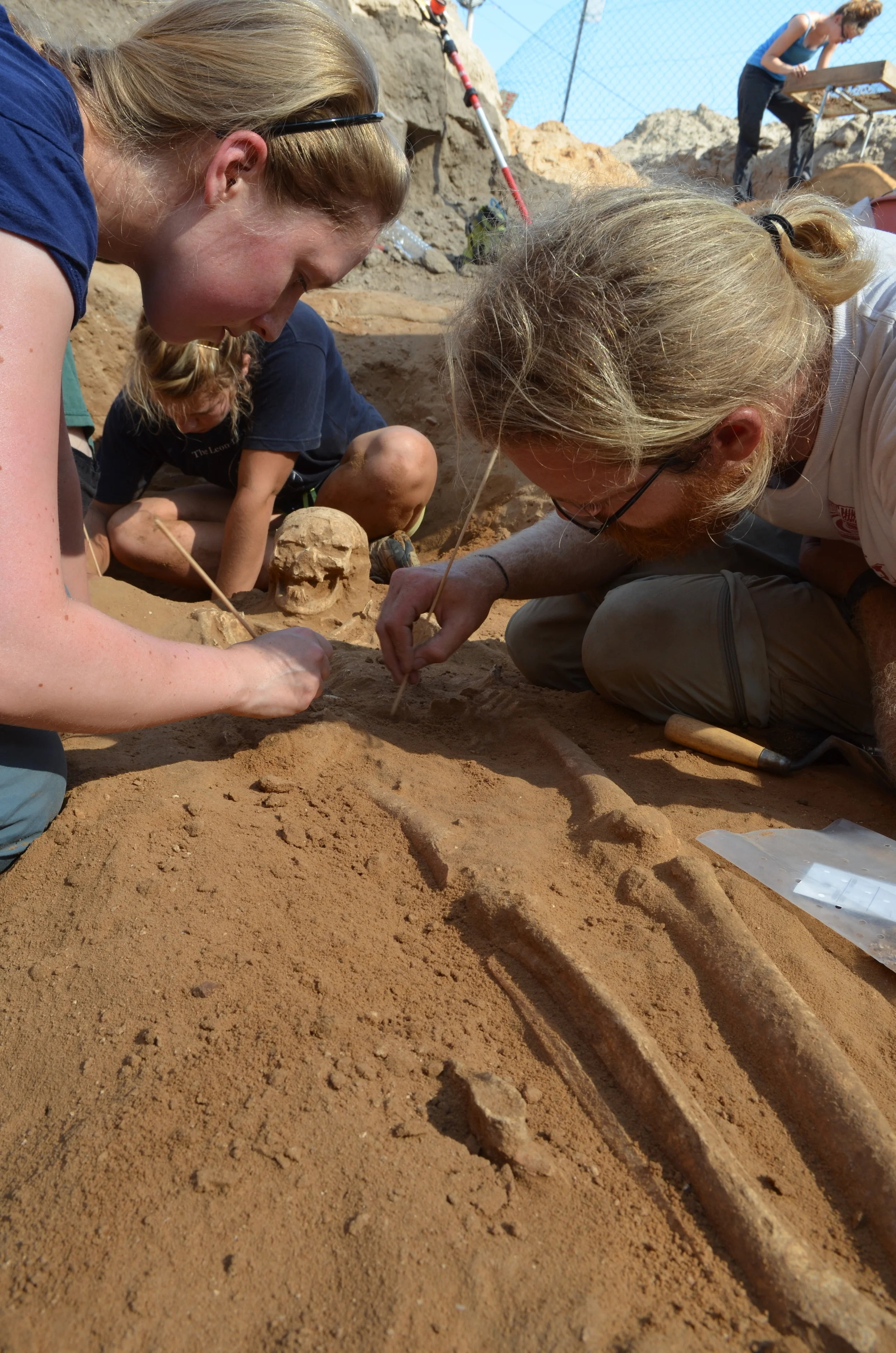  Supervisor and student expose a 10th-9th century BC burial in the excavation of the Philistine cemetery by the Leon Levy Expedition to Ashkelon  ©Melissa Aja /Leon Levy Expedition 