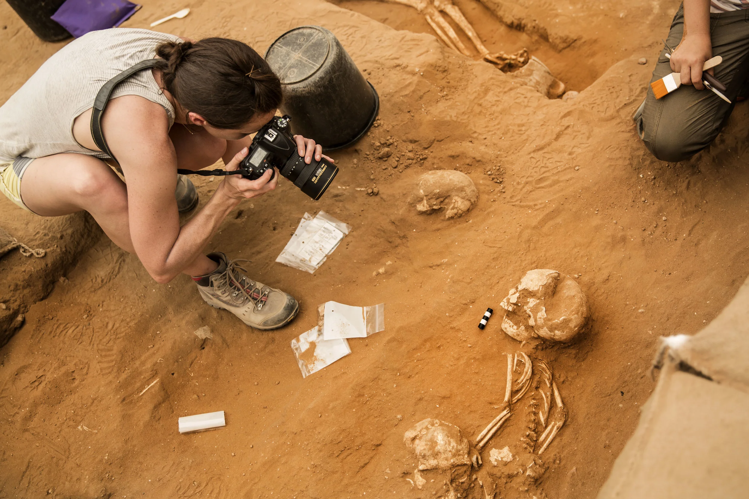  Photography of a 10th-9th century BC burial in the excavation of the Philistine cemetery by the Leon Levy Expedition to Ashkelon  ©Tsafrir Abayov/Leon Levy Expedition 